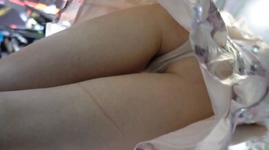 YC商场抄底抹胸花褶裙清纯玉女粉色窄内两侧毛毛全都钻出来了